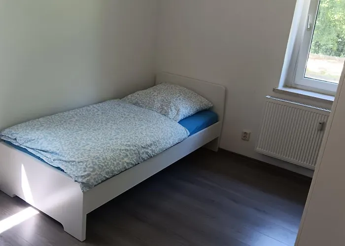 Lägenhet Crew Quartier Serviced 3 Schlafzimmer Mit Kueche Und Bad In Leuna *